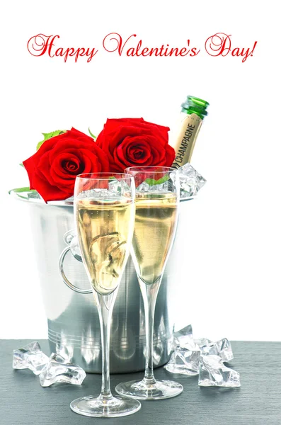 Cena di San Valentino per due. Champagne e rose — Foto Stock