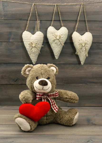 Медвежонок Тедди с красным сердцем. День святого Валентина — стоковое фото