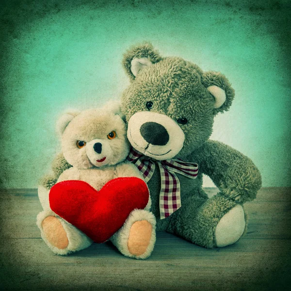 泰迪熊夫妇与红色的心。情人节那天 — 图库照片