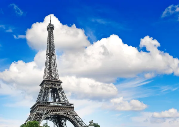 Torre Eiffel contra o céu azul nublado — Fotografia de Stock