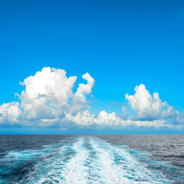 Güzel deniz dalgaları ve mavi gökyüzü beyaz bulutlar ile — Stok fotoğraf