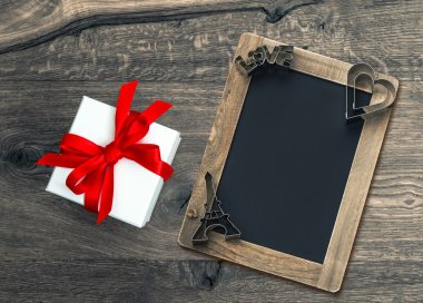 hediye kutusu ve blackboard ile Sevgililer günü süsleri