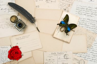 Eski harfler, vintage kartpostallar, gül çiçek ve kelebek