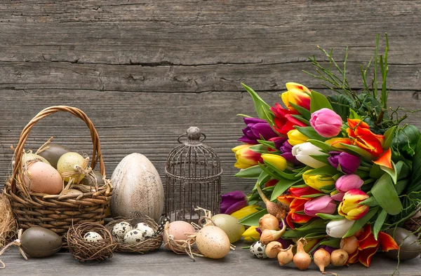 Pasen decoratie met eieren en tulp bloemen — Stockfoto