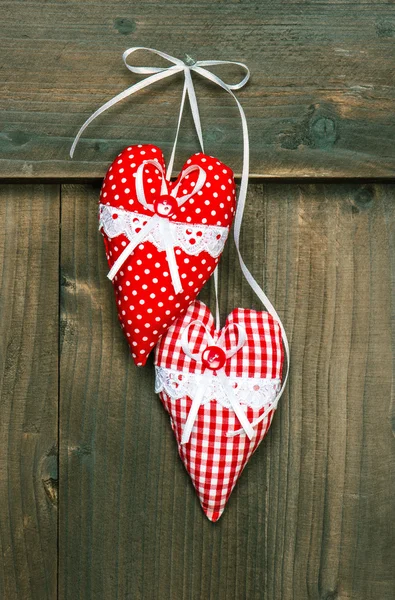 Red hearts hanging over wooden background — Stock Photo, Image