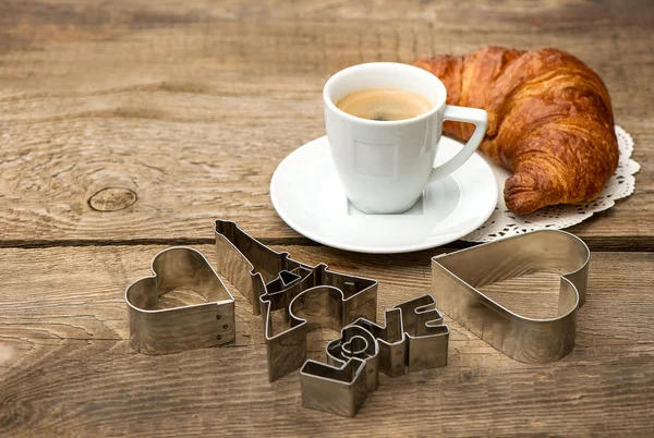 Kaffe och croissant och romantiskt dekoration — Stockfoto