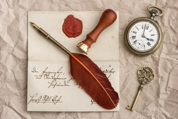 Vieille lettre, clé antique et horloge, stylo encre vintage — Photo