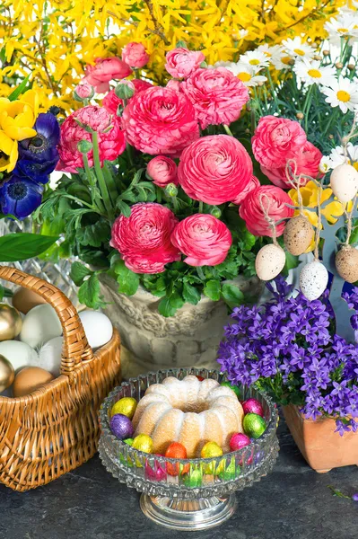 Flores de primavera con pastel de Pascua y decoración de huevos —  Fotos de Stock