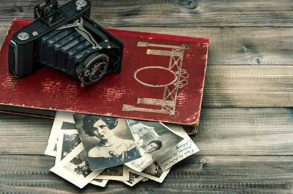 Vintage camera and album with old photos. nostalgia — Stock Photo, Image