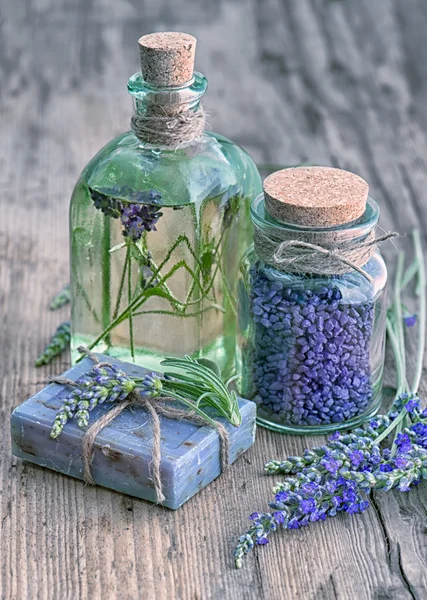 Levandulový olej, rostlinné mýdlo a koupelová sůl s květy — Stock fotografie