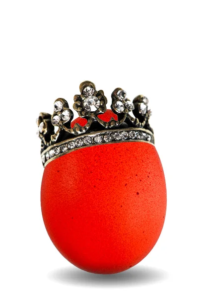 与金色的王冠，孤立的白色衬底上的红色彩绘的蛋 — 图库照片
