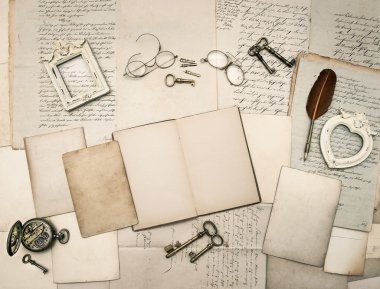 Yazılı aksesuar, eski mektup ve çerçeveler vintage