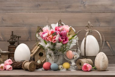 Pembe Laleler ve renkli Paskalya yumurtaları