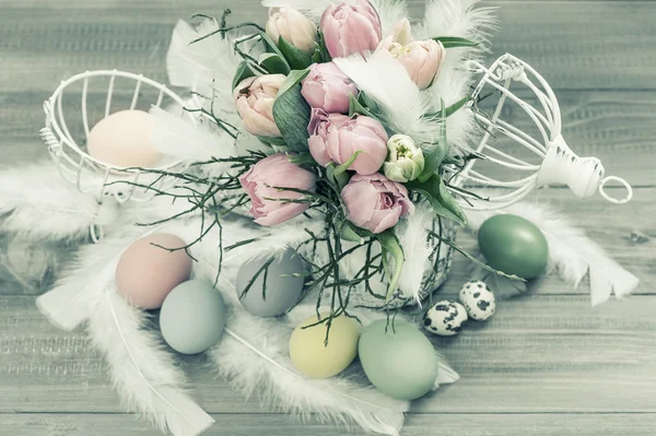 Pastel tulp bloemen en Pasen eieren. retro stijl — Stockfoto