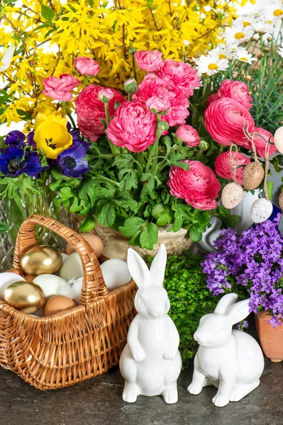Decoración interior del hogar de Pascua con flores de primavera —  Fotos de Stock