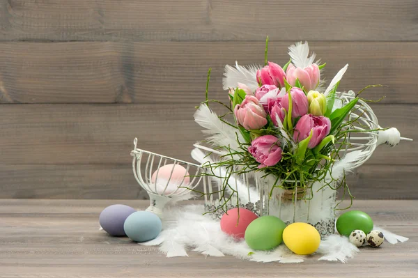 Pasen decoratie met roze tulp bloemen — Stockfoto