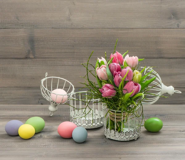 Fiori di tulipano rosa pastello e uova di Pasqua — Foto Stock