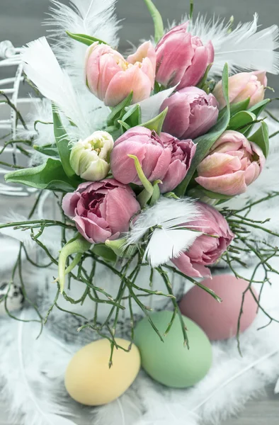 Osterdekoration mit Tulpenblumen und Eiern — Stockfoto