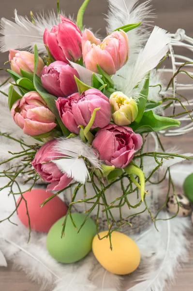 Osterdekoration mit Tulpenblumen und Eiern — Stockfoto