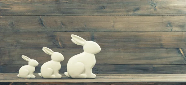 Пасхальные кролики на деревянном фоне — стоковое фото
