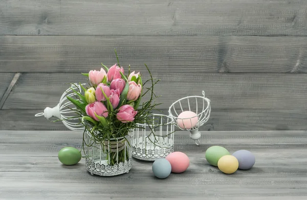 Flores de tulipán rosa pastel y huevos de Pascua — Foto de Stock