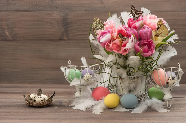 Růžové tulipány, motýly a barevné velikonoční vajíčka — Stock fotografie
