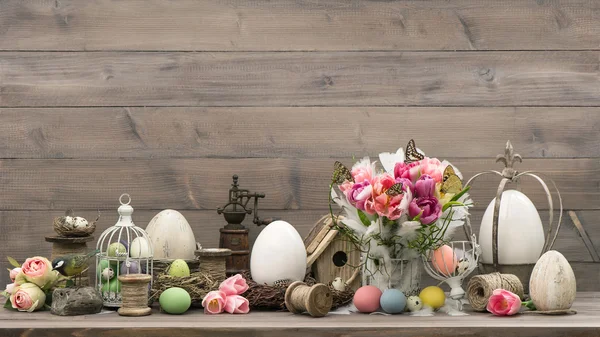 Decoración de Pascua con tulipanes huevos finales — Foto de Stock