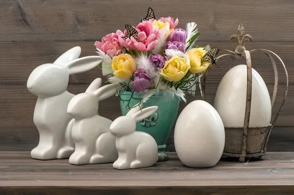 Deco de Pascua con tulipanes, huevos y conejos —  Fotos de Stock