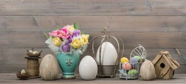Húsvéti stillife. tulipán virág és a színes tojásokat — Stock Fotó