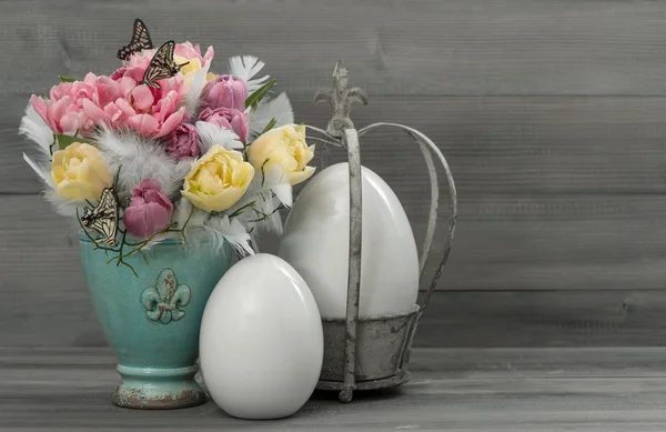 Pastel tulip flowers with vintage easter eggs — Stock Photo, Image