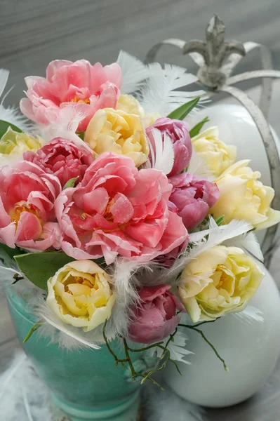 Tulp bloemen met Pasen eieren decoratie — Stockfoto