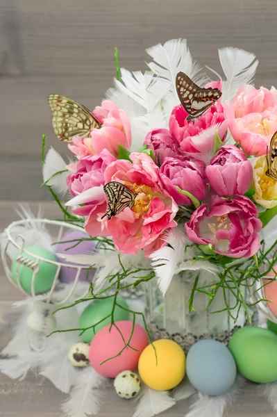 Розовые цветы тюльпанов, бабочки, пасхальные яйца — стоковое фото