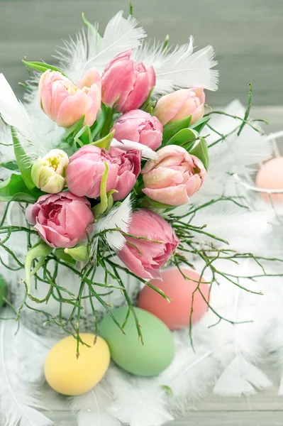 Ovos de Páscoa e tulipas com gotas de água — Fotografia de Stock