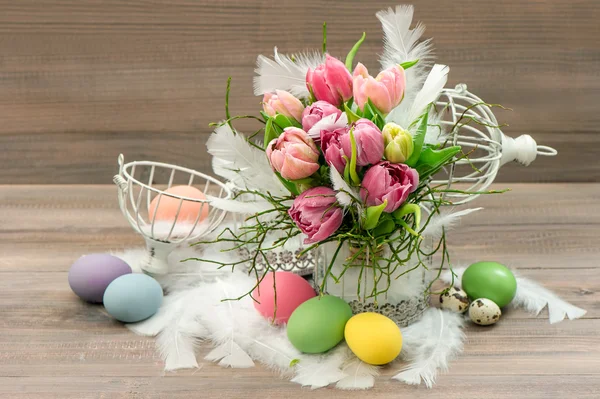 Flores de tulipa coloridas pastel e ovos de Páscoa — Fotografia de Stock