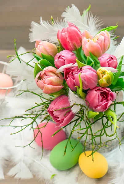 Tulpan blommor med vattendroppar. levande färger — Stockfoto