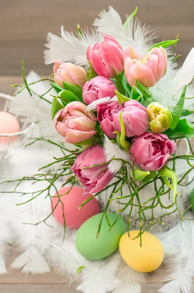 Färska tulpaner blommor med vattendroppar — Stockfoto