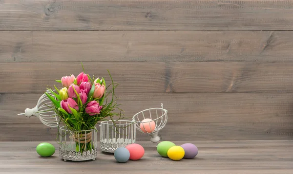 Flores de tulipán y coloridos huevos de Pascua — Foto de Stock