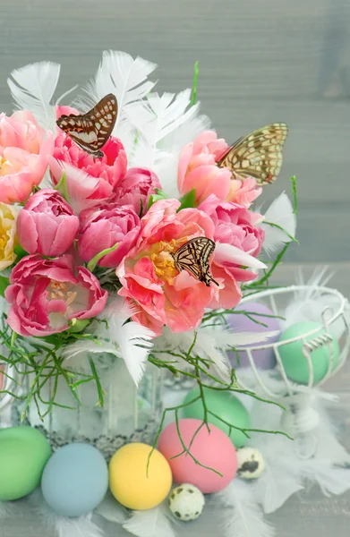 Flores de tulipán rosa, mariposas, huevos de Pascua — Foto de Stock