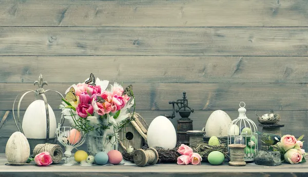 Osterdekoration mit Tulpen und Eiern — Stockfoto