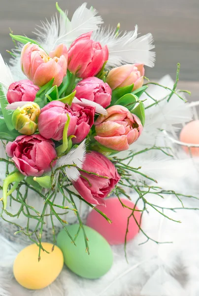 Flores de tulipán con gotas de agua. colores vibrantes — Foto de Stock