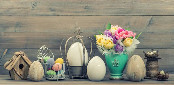 Vida muerta de Pascua. Flores de tulipán y huevos de colores —  Fotos de Stock