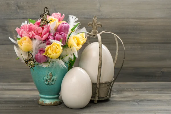 Цветы тюльпана с украшением из старинных пасхальных яиц — стоковое фото