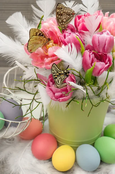 Flores de tulipán con mariposas y huevos de Pascua — Foto de Stock