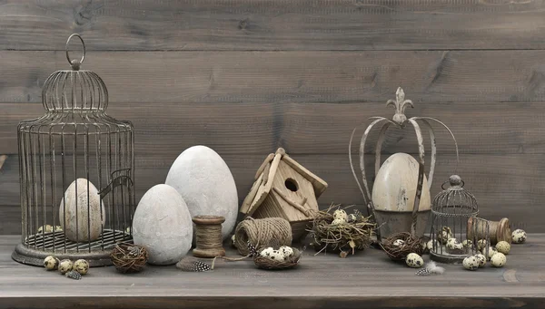 Decoración de Pascua con huevos, nido y jaula de aves vintage —  Fotos de Stock