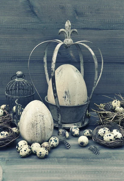 Decoración de Pascua con huevos, nido y jaula de aves — Foto de Stock