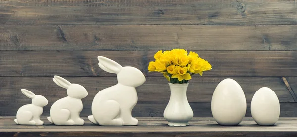 Narcisser blommor med påskhare och ägg — Stockfoto
