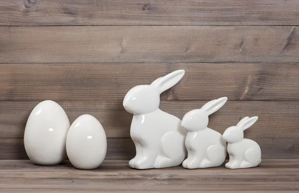 Familia de conejitos de Pascua y huevos de cerámica blanca — Foto de Stock