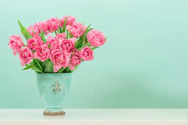 Fiori di tulipano rosa pastello su turchese — Foto Stock