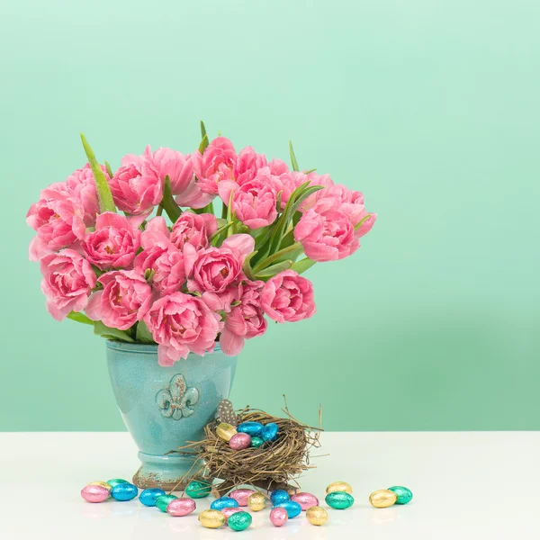 Tulipani e uova di Pasqua al cioccolato — Foto Stock