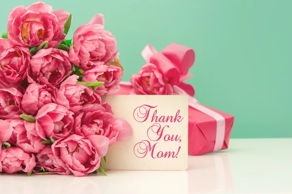 Tulipanes rosados, regalo y tarjeta de felicitación —  Fotos de Stock